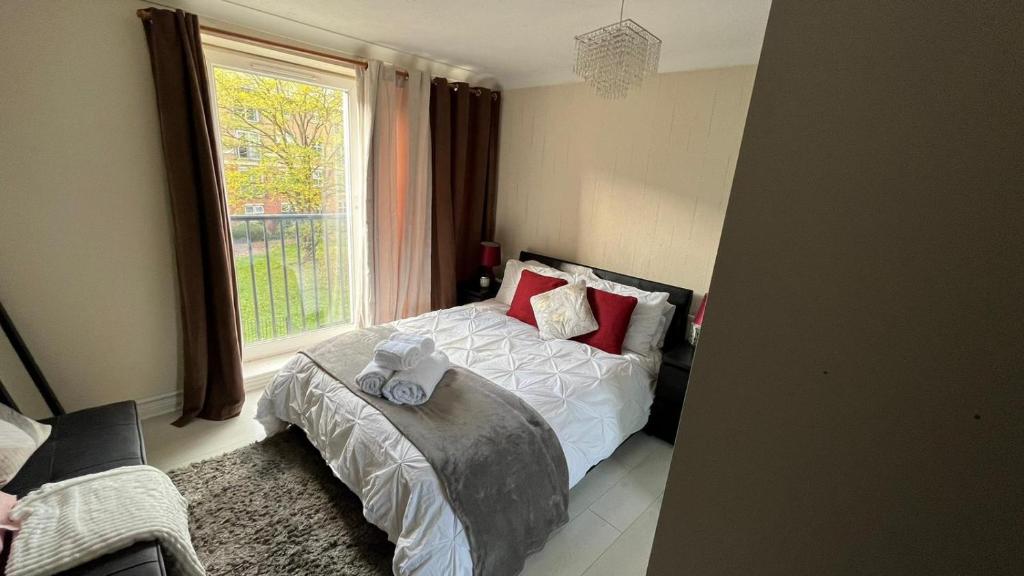 Rúm í herbergi á Stunning 3-Bed Apartment in Croydon