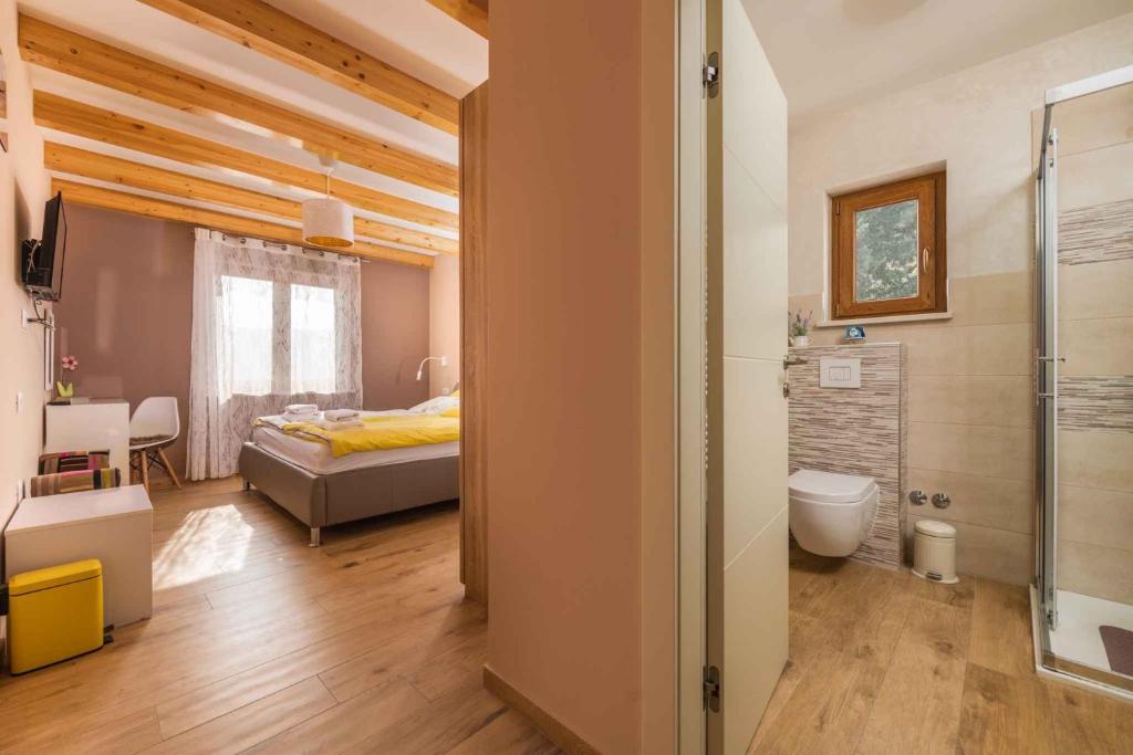 Łóżko lub łóżka w pokoju w obiekcie Holiday home in Krnica - Istrien 38131