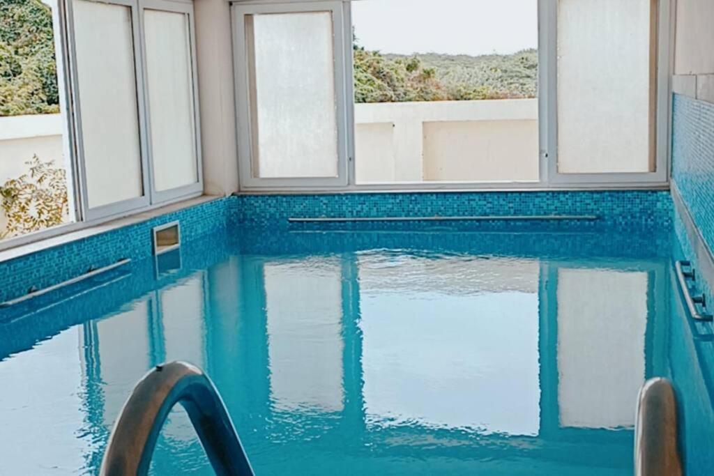 Private 4-BHK Villa with Swimming Pool, Wifi, BBQ في تشيناي: مسبح مع نوافذ في المنزل