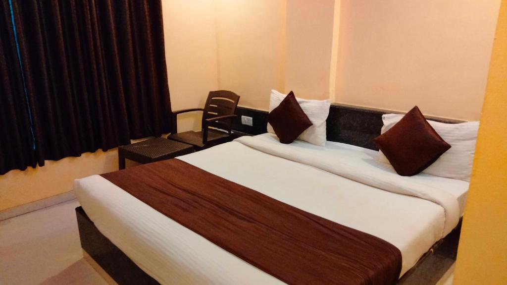 Postel nebo postele na pokoji v ubytování Hotel Nisarg