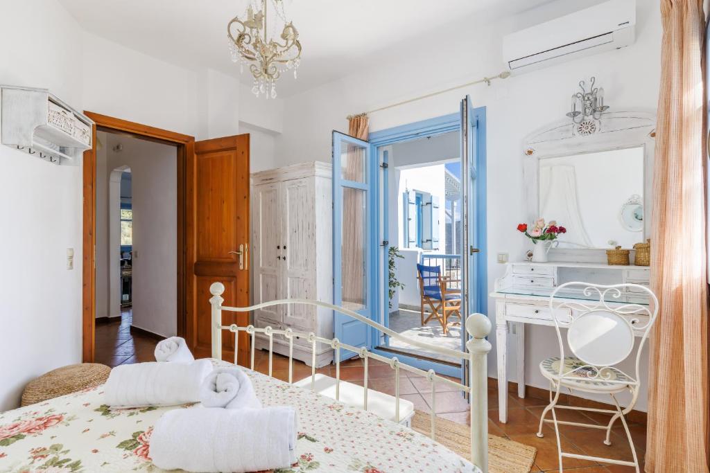 Łóżko lub łóżka w pokoju w obiekcie villa Avaton near Skopelos town