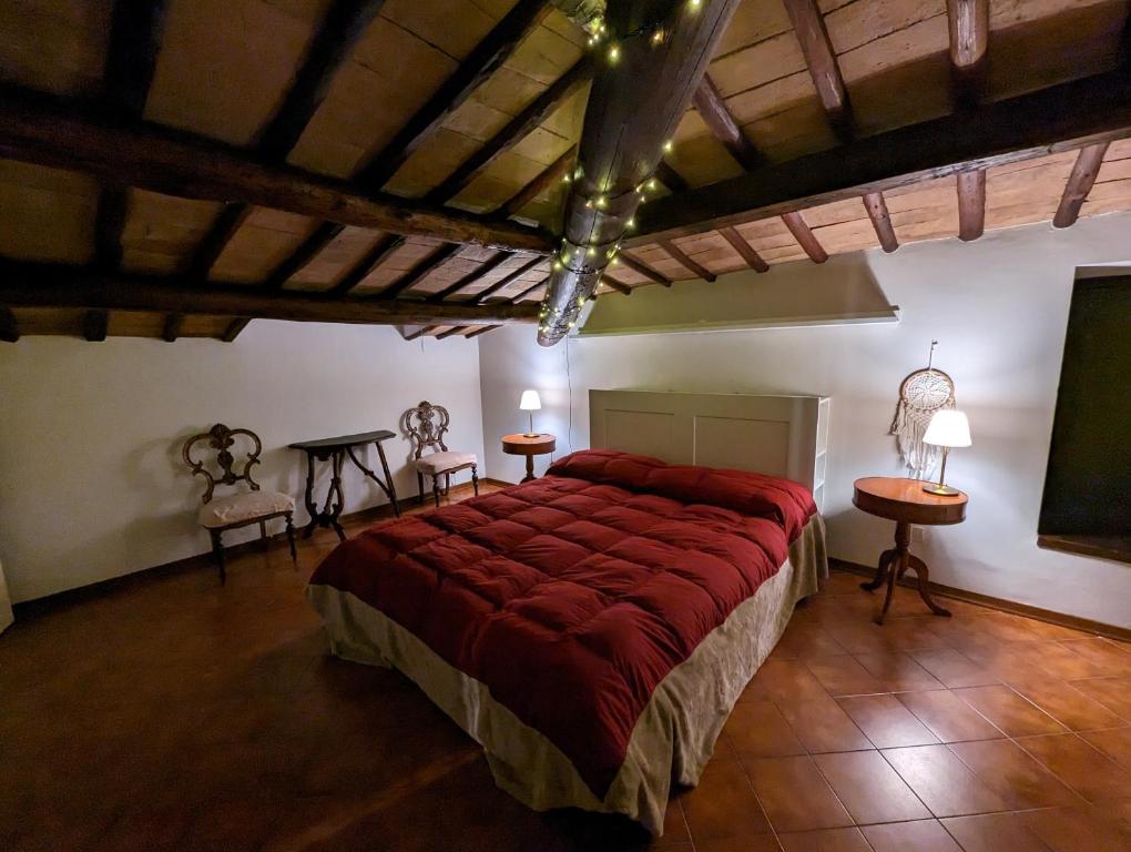una camera con un grande letto rosso di Lizium Spoleto a Spoleto