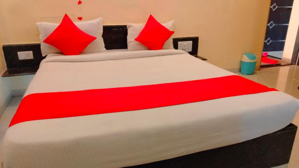 Postel nebo postele na pokoji v ubytování Hotel Nisarg