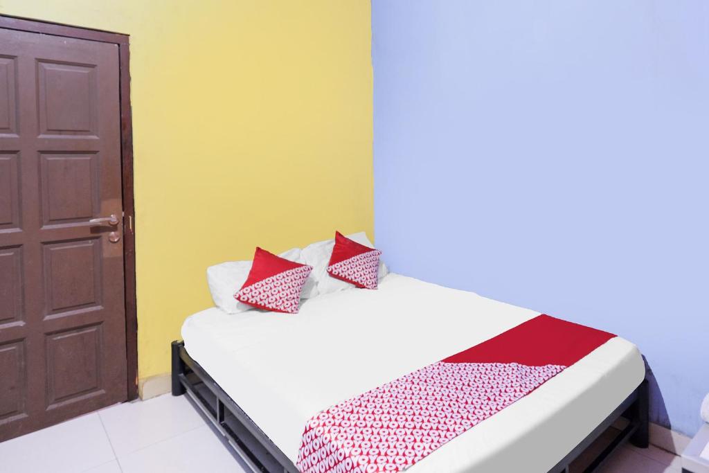 Postel nebo postele na pokoji v ubytování SPOT ON 91887 Penginapan Rindu