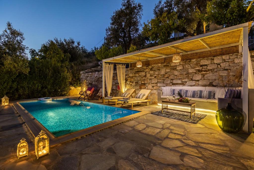 Basen w obiekcie villa Avaton near Skopelos town lub w pobliżu