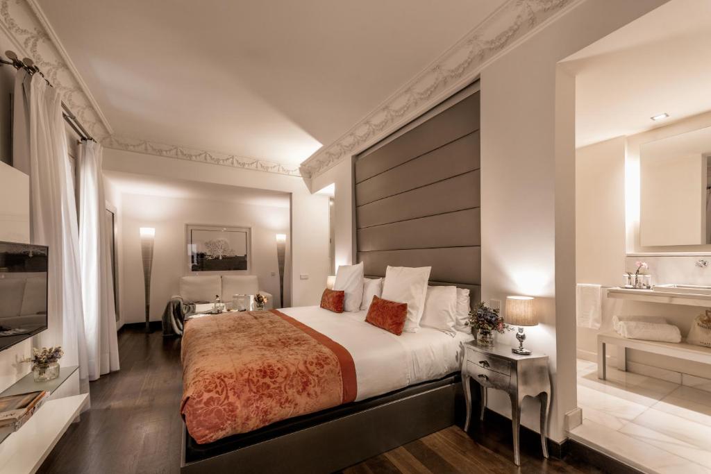 una camera da letto con un grande letto con una grande testiera di Hospes Puerta de Alcalá, a Member of Design Hotels a Madrid