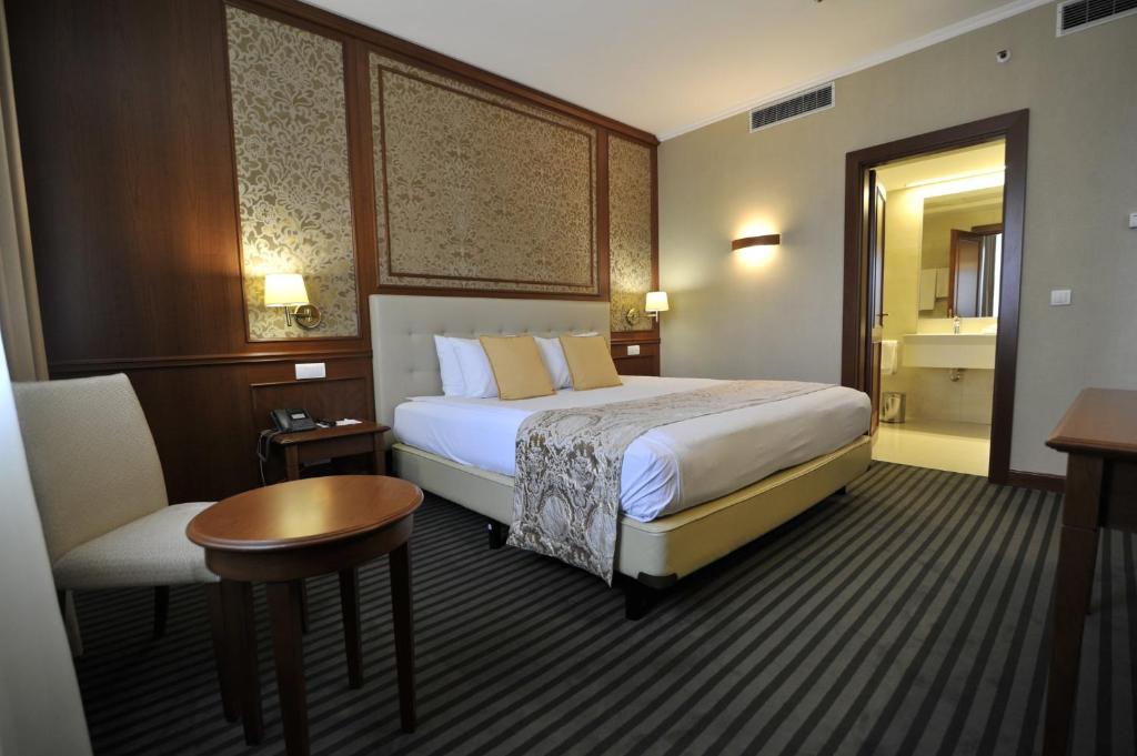 Postel nebo postele na pokoji v ubytování Holiday Inn Skopje by IHG