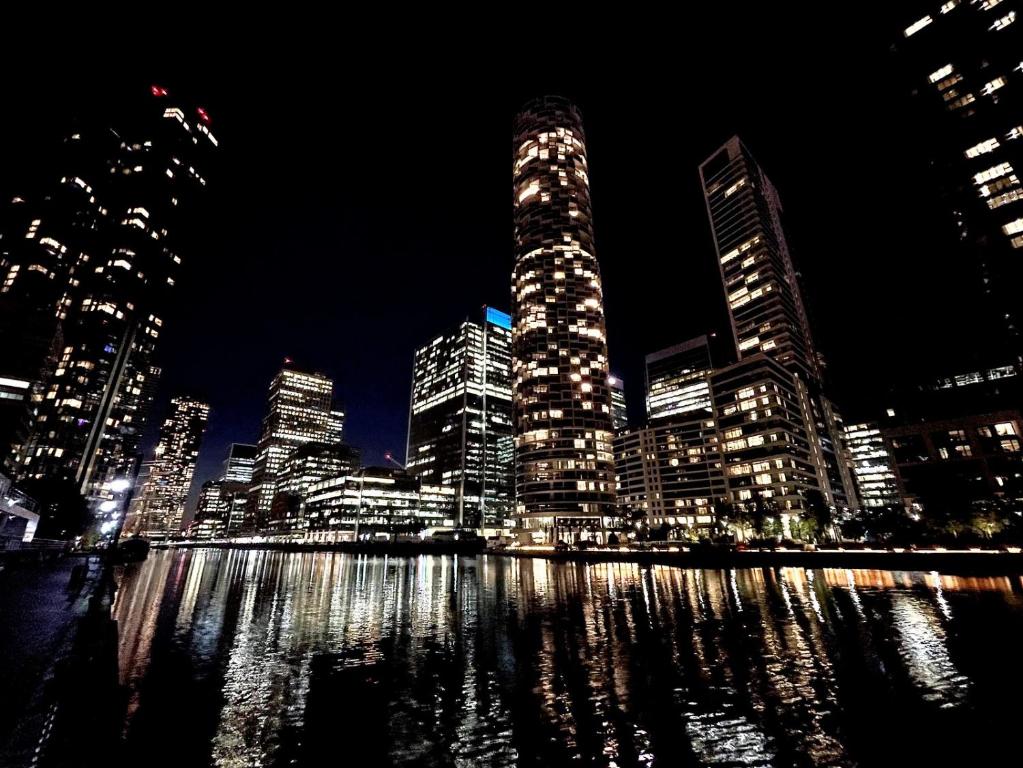 vista de uma cidade à noite com edifícios em Meridian Stays Canary Wharf Close to Excel and O2 em Londres