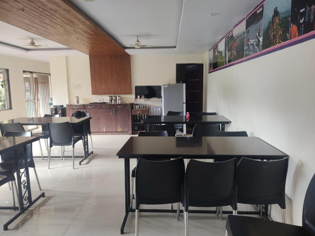 Kuchyň nebo kuchyňský kout v ubytování Hotel Nisarg