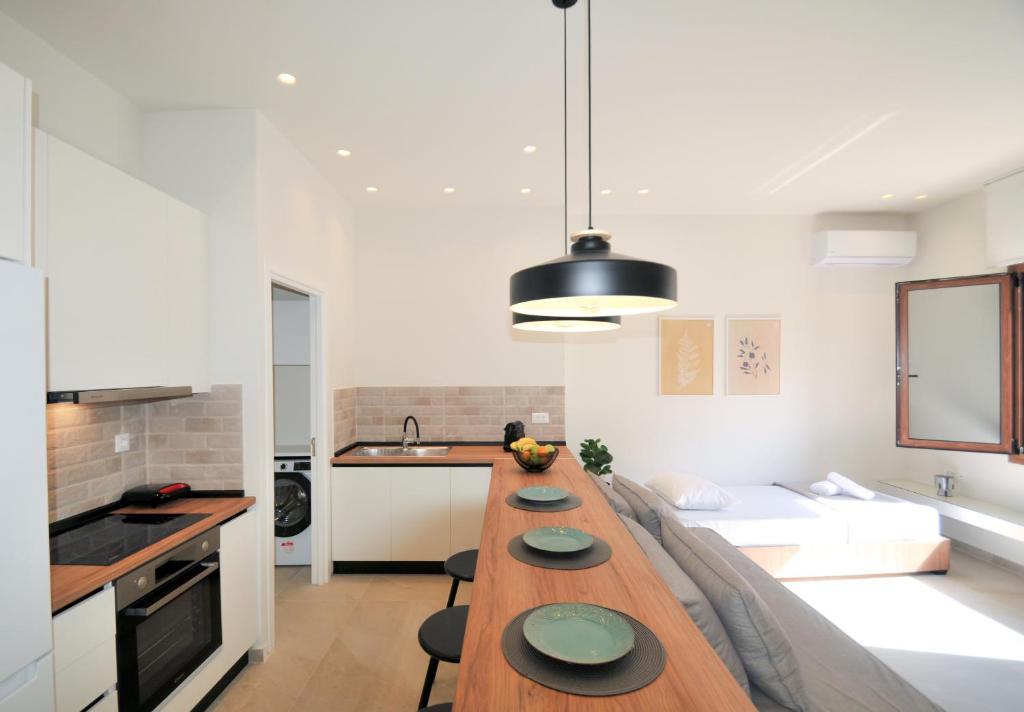 een keuken en een woonkamer met een lange houten tafel bij Borgo Nuovo in Rhodos-stad
