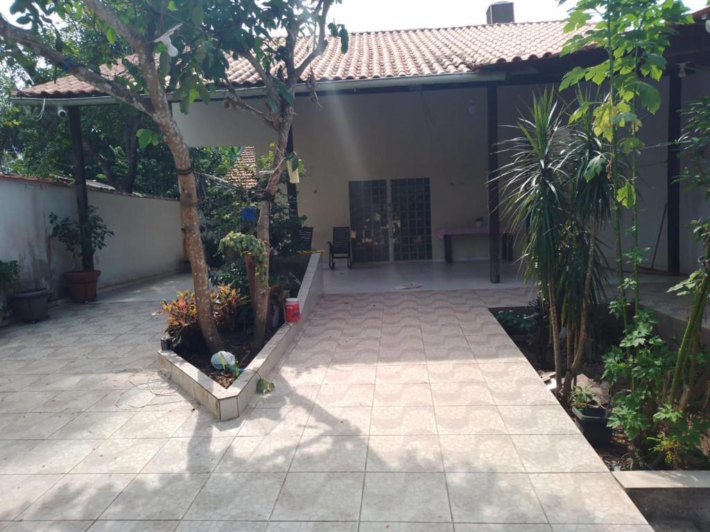 a courtyard of a house with a tree and a patio at Centric Alter a 600m da praia in Alter do Chao