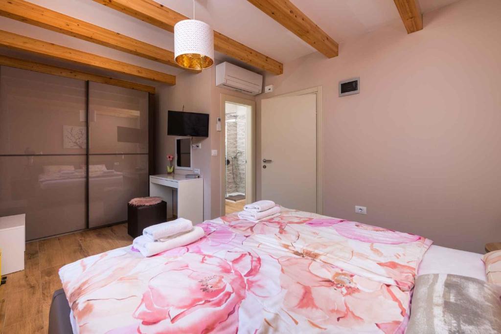 Łóżko lub łóżka w pokoju w obiekcie Holiday home in Krnica - Istrien 38131