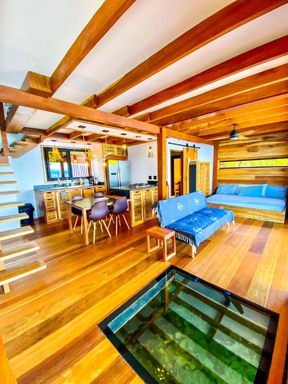 Bazén v ubytování Bahia Coral Lodge nebo v jeho okolí