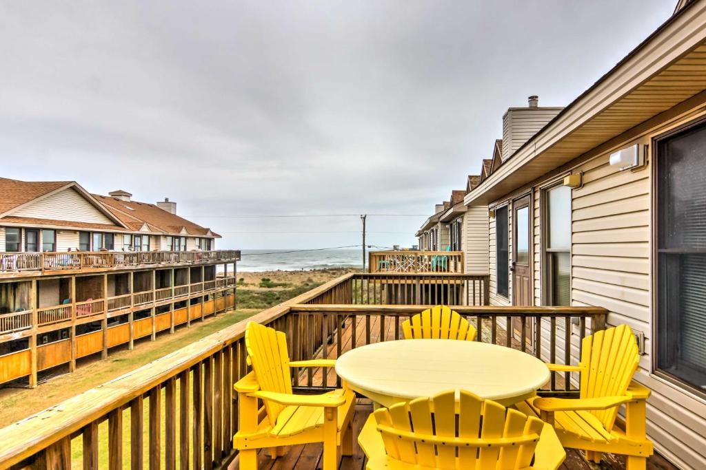 una mesa y sillas en un balcón con vistas al océano en Kitty Hawk Townhome at Sea Dunes - Walk to Beach!, en Kitty Hawk