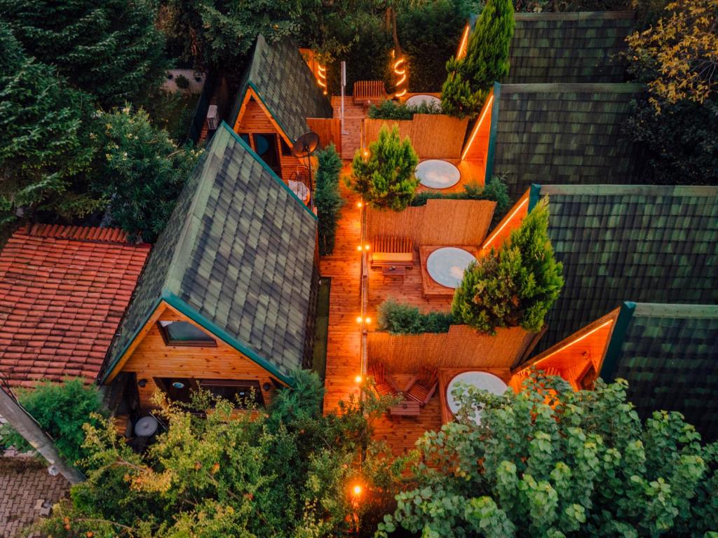 een luchtzicht op een huis met een tuin bij Sapanca Sahil Bungalow in Sapanca