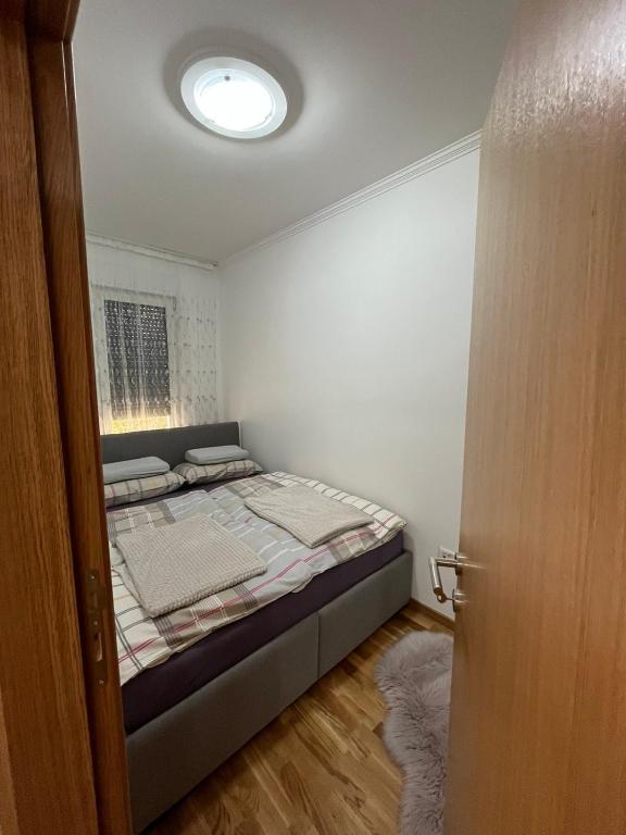 Postel nebo postele na pokoji v ubytování PANDORA APARTMAN CACAK