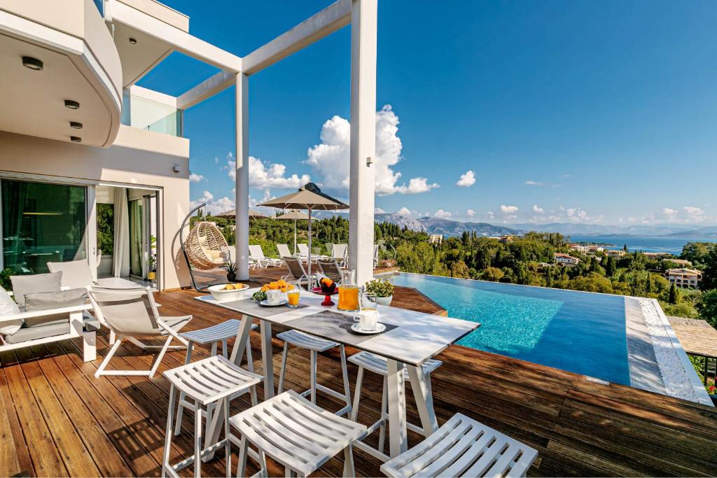 Bazén v ubytování White Pearl Premium Villa Corfu nebo v jeho okolí