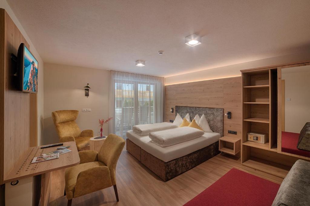 Łóżko lub łóżka w pokoju w obiekcie Martinshof berg herz hotel