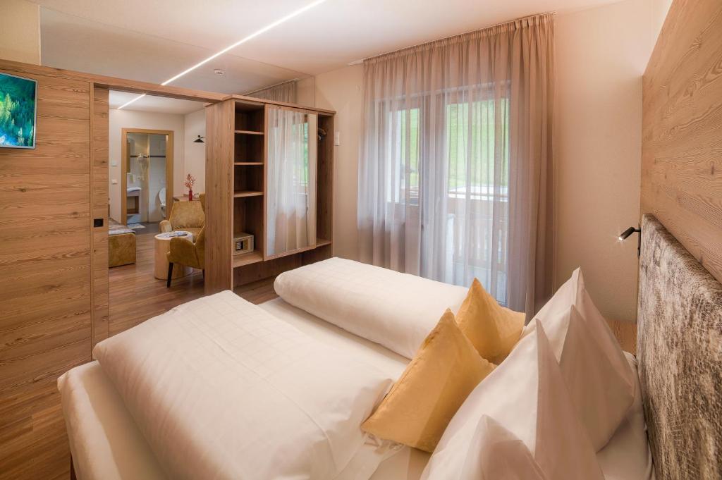 Łóżko lub łóżka w pokoju w obiekcie Martinshof berg herz hotel