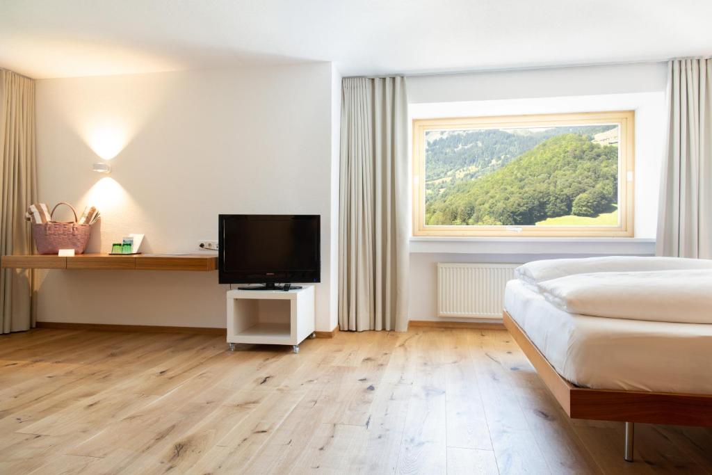 Televízia a/alebo spoločenská miestnosť v ubytovaní Hotel Krone in Au