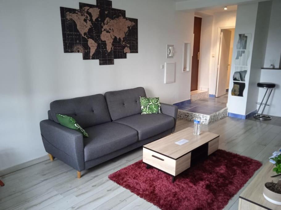 salon z kanapą i stolikiem kawowym w obiekcie Escale à Brest même. w mieście Brest