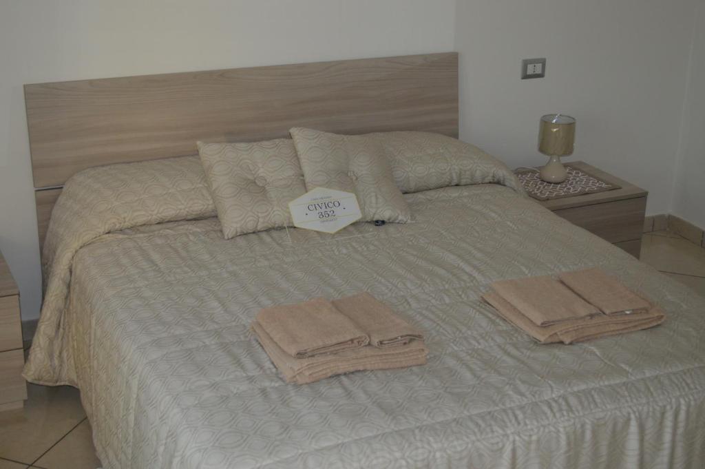 sypialnia z łóżkiem i dwoma ręcznikami na nim w obiekcie CIVICO 352 APARTMENT w mieście Scafati