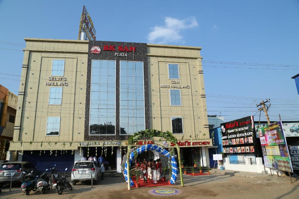 un gran edificio con un cartel en la parte delantera en HOTEL BK SAN, en Sengippatti