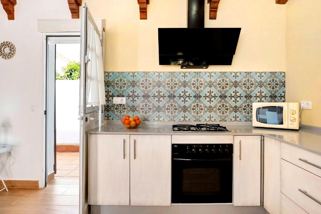 A kitchen or kitchenette at Apartamento en la playa con terraza 3