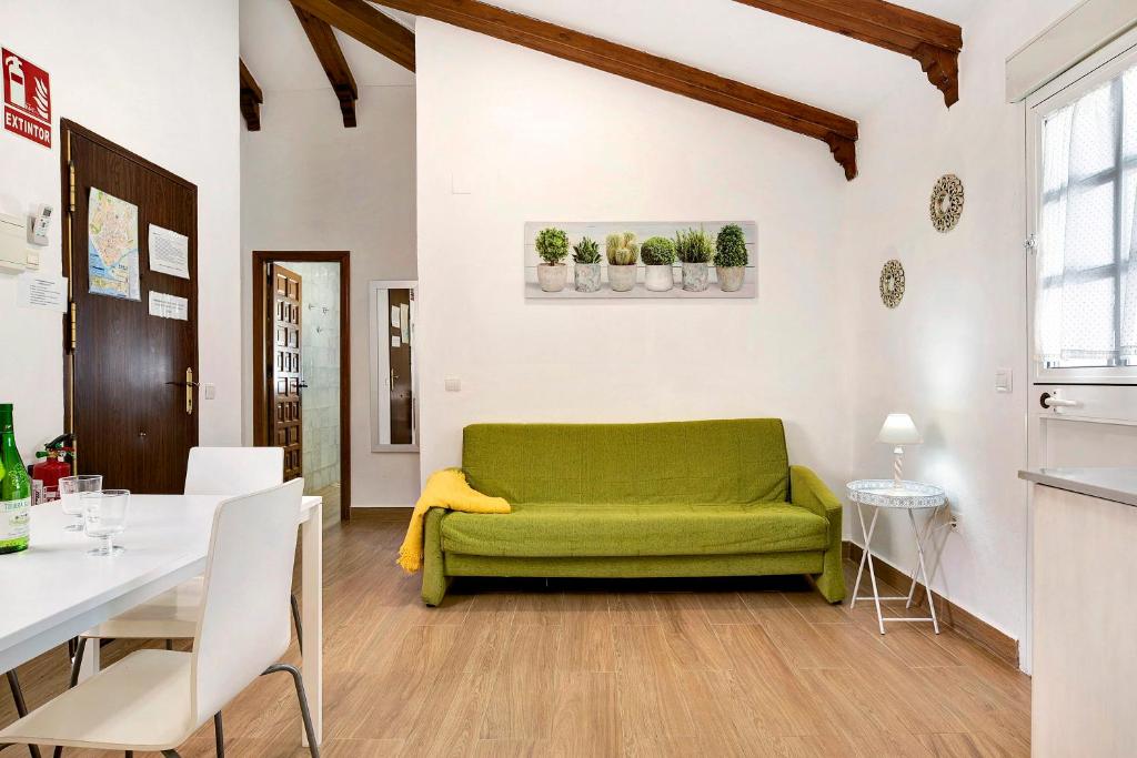 A seating area at Apartamento en la playa con terraza 3