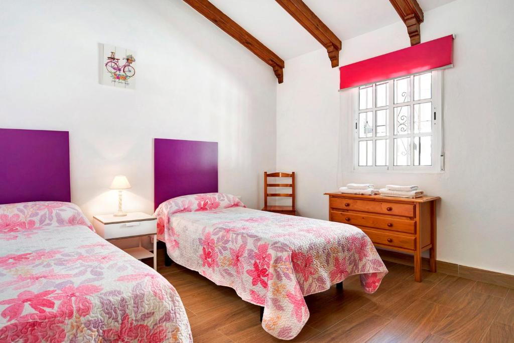 A bed or beds in a room at Apartamento en la playa con terraza 3