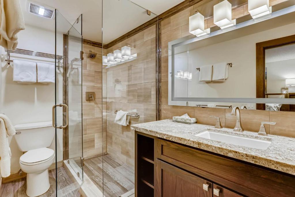 W łazience znajduje się toaleta, umywalka i prysznic. w obiekcie Lift House Lodge- Downtown Lionshead, Premium Studio Condo w mieście Vail