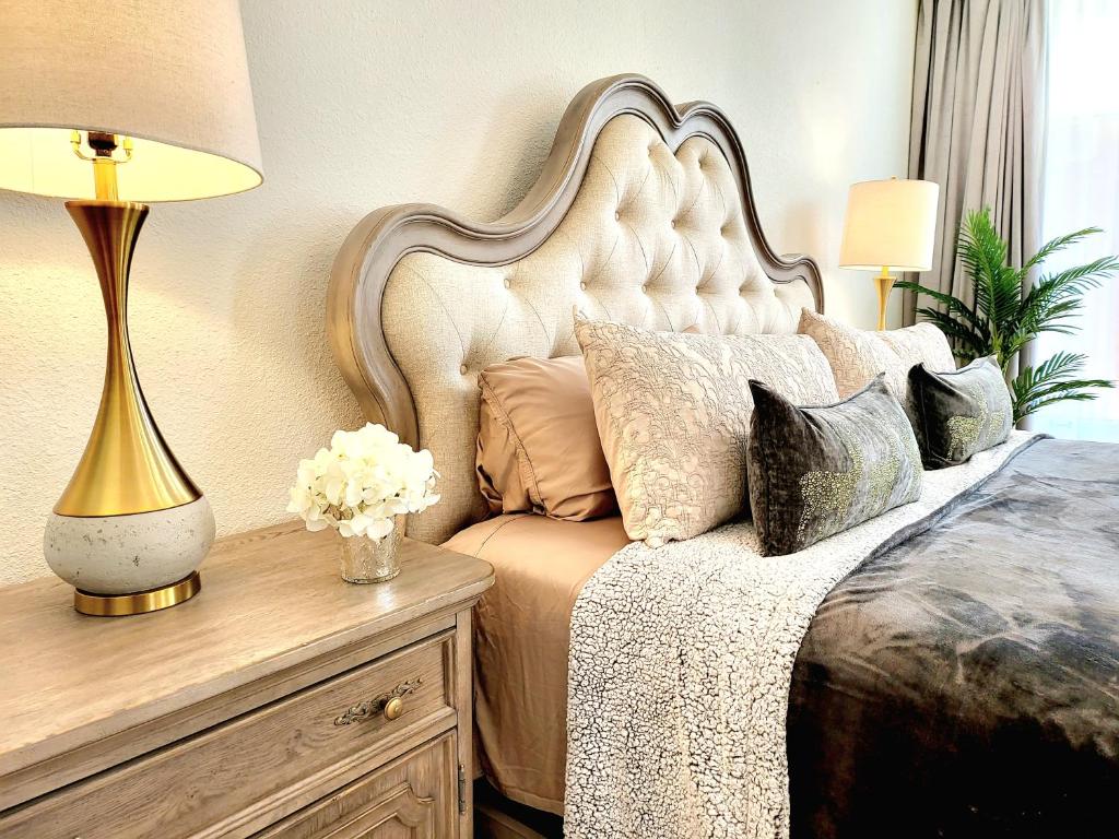 - une chambre avec un lit doté d'une lampe dorée et d'oreillers dans l'établissement The Bank Hotel Deadwood, à Deadwood