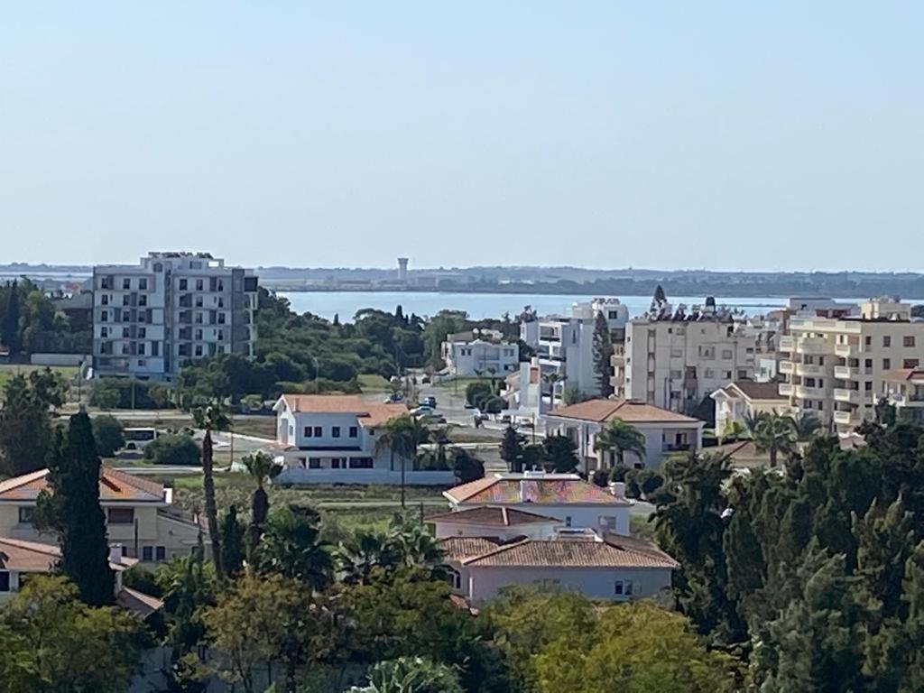 une ville avec des bâtiments et une masse d'eau dans l'établissement INCREDIBLE VIEW, à Larnaka