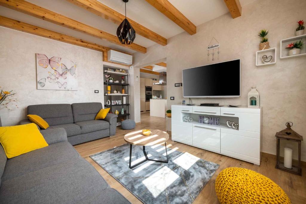 Telewizja i/lub zestaw kina domowego w obiekcie Holiday home in Krnica - Istrien 38131