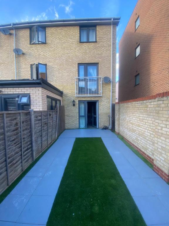 Lovely 4 bedroom home with free parking, close to Lakeside, Grays