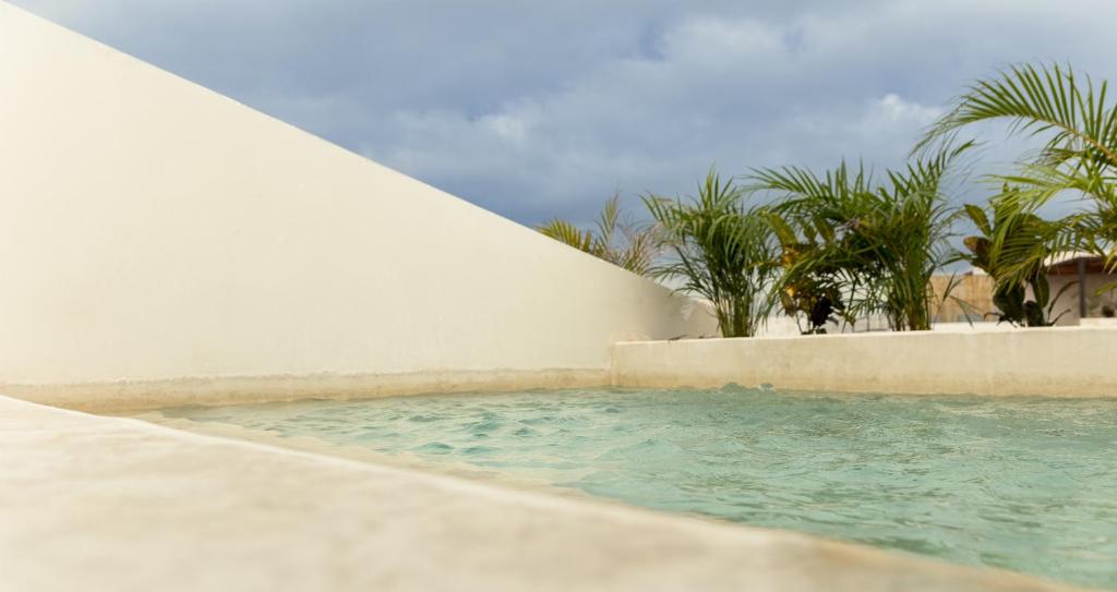 Bazén v ubytování Private pool and rooftop for 3 nebo v jeho okolí