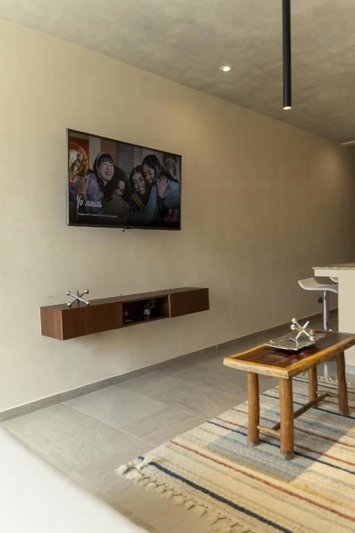 TV a/nebo společenská místnost v ubytování Private pool and rooftop for 3