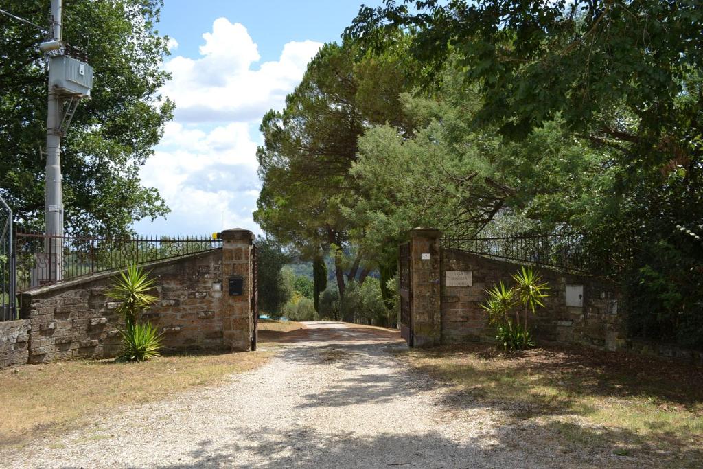 una entrada a una casa con una puerta y árboles en Agriturismo Le Forre del Treja (La Villa), en Civita Castellana