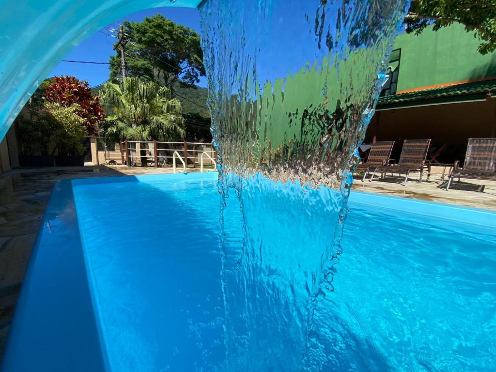 une fontaine dans la piscine dans l'établissement Pousada Bugio, à Abraão