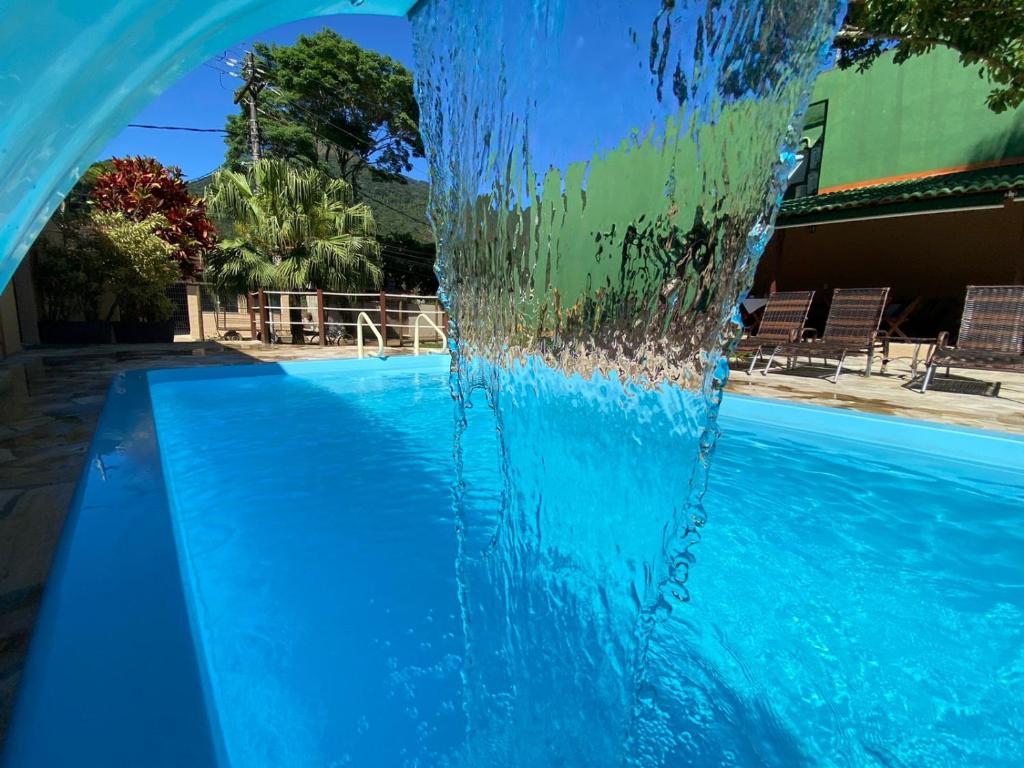 uma fonte de água numa piscina em Pousada Bugio em Abraão