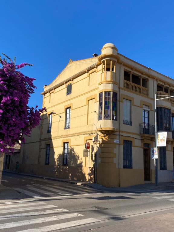 un bâtiment jaune au coin d'une rue dans l'établissement Casa en Palafrugell - Costa Brava, à Palafrugell
