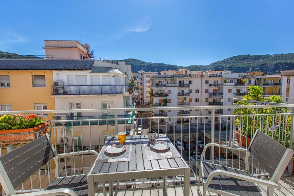 d'une terrasse avec une table et des chaises sur un balcon. dans l'établissement Clio Sorrento Apartment, à Sorrente