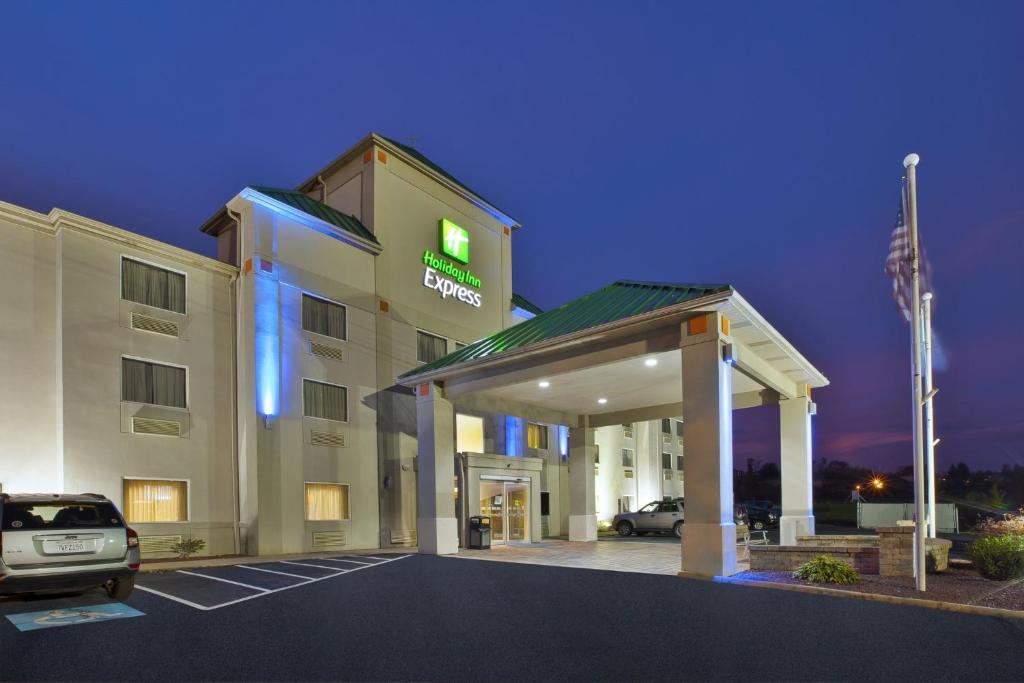 een hotel met een auto geparkeerd op een parkeerplaats bij Holiday Inn Express Irwin-PA Turnpike Exit 67, an IHG Hotel in Irwin