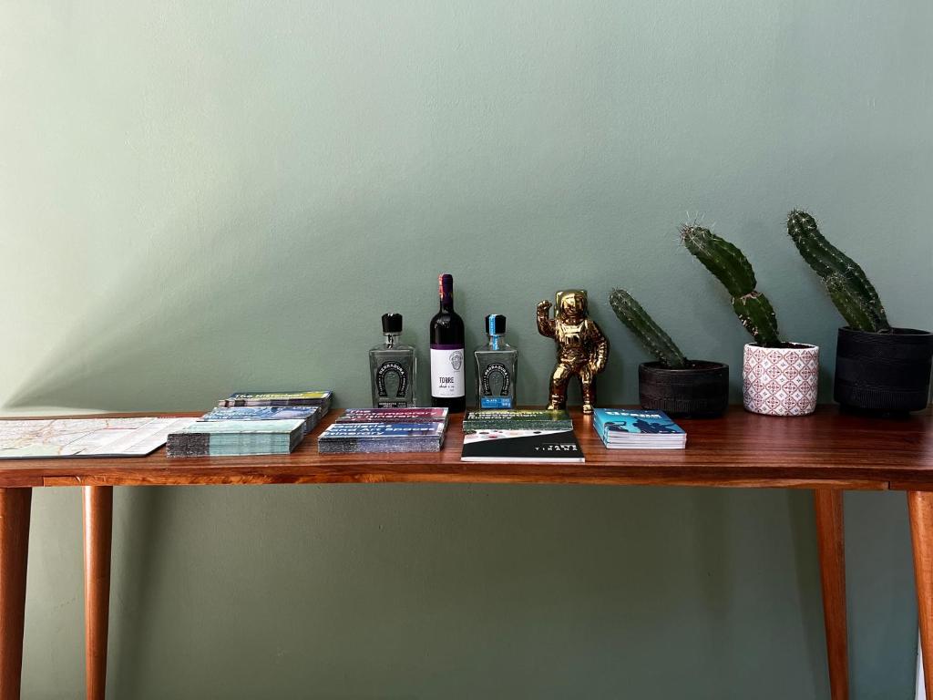 地拉那的住宿－Condesa，一张桌子,上面放有葡萄酒和其他物品
