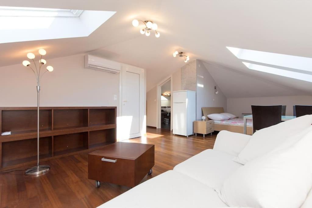 een slaapkamer met een bed en een bureau en een kamer met een bed sidx sidx bij Villa Ajda - Top Room in Omišalj