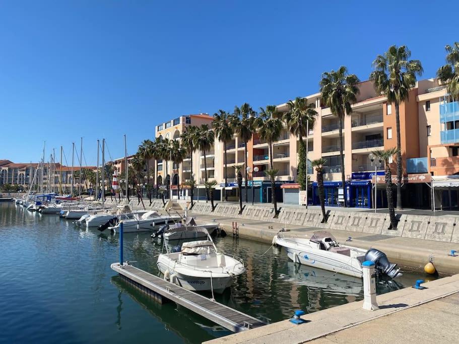 un groupe de bateaux amarrés dans un port de plaisance comportant des bâtiments dans l'établissement Beach escape - bord de mer Port Argelès, à Argelès-sur-Mer