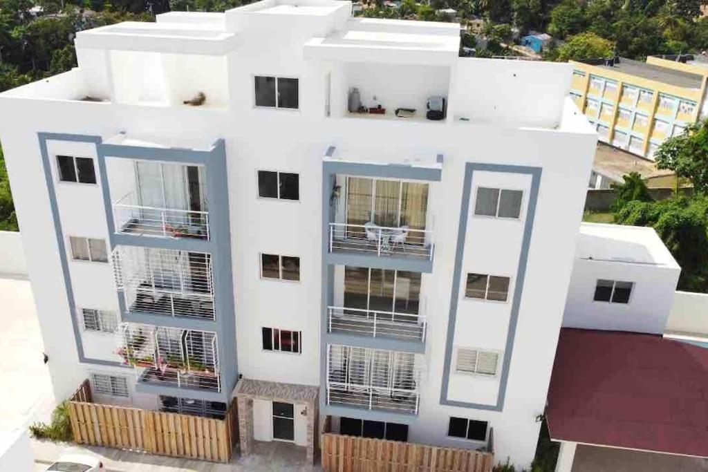 una vista aérea de un edificio blanco con balcones en Precioso apartamento en un complejo residencial con picina, en La Ciénaga