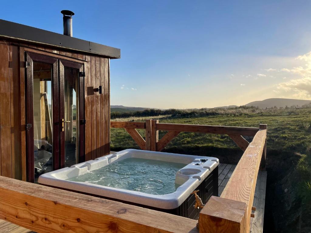 Luxury Lodge with hot tub (Shepherd’s Rest) - Housity