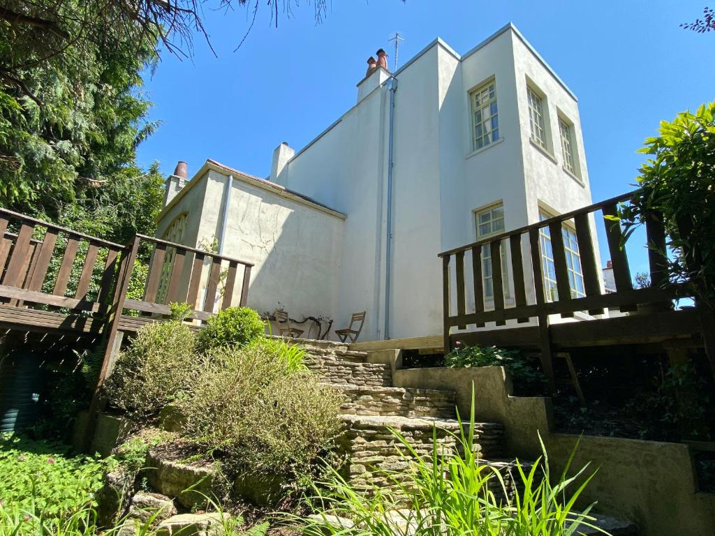 una casa bianca con scale che la conducono di Ingledene a Spacious Family House a Bournemouth