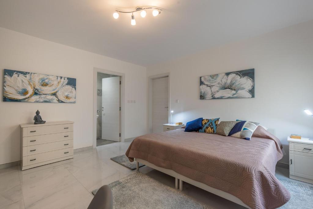 Postel nebo postele na pokoji v ubytování Sliema Bedrooms with ensuite bathrooms